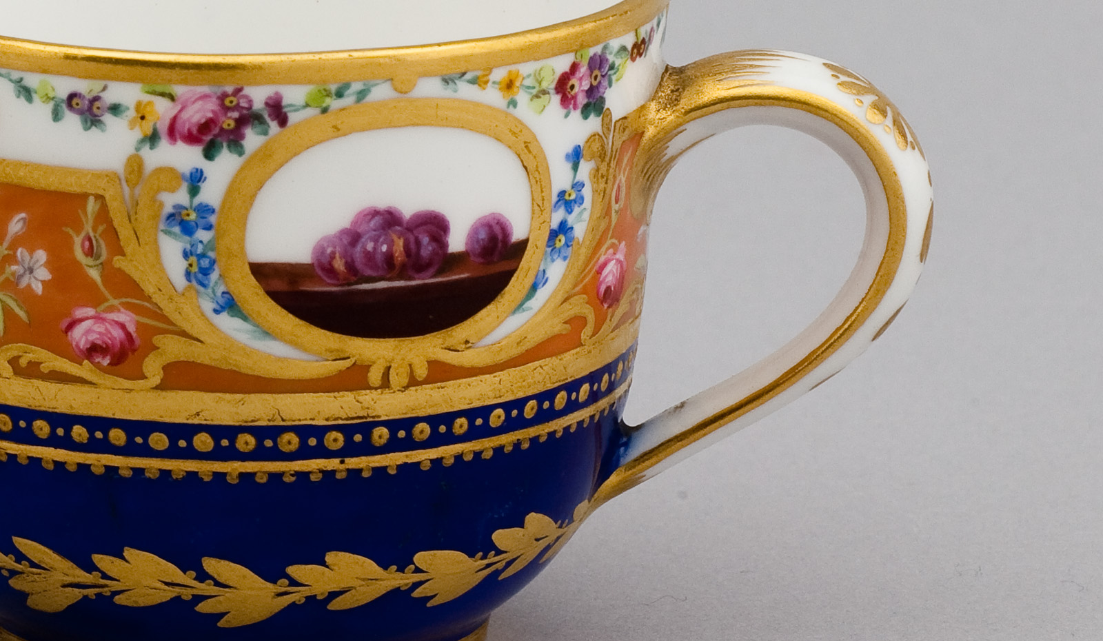 Vitrine 7 : La porcelaine européenne, XVIIIe -XIXe siècle 