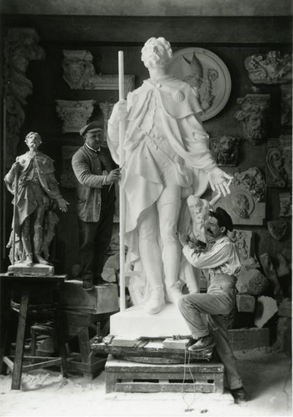 Anonyme, Auguste Baussan dans son atelier travaillant à la sculpture du Saint-Roch 