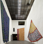 Montage de l’exposition Viallat - une rétrospective, atrium Richier, musée Fabre, Montpellier, printemps 2014